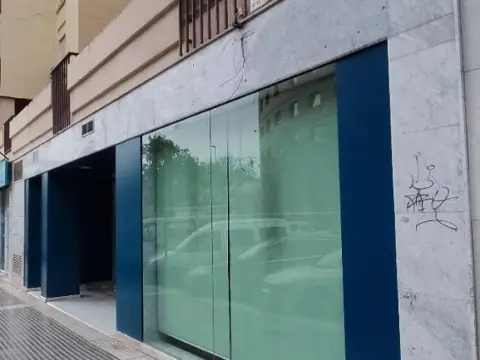 Local comercial en calle Mauricio Moro Pareto