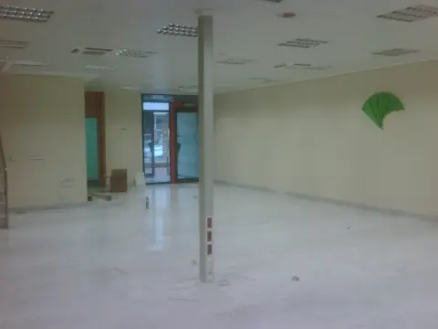 Local comercial en calle Moscatel. Parc