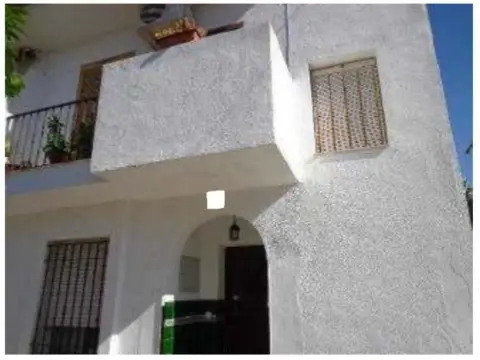 Casa adosada en calle de la Puebla de Guzmán