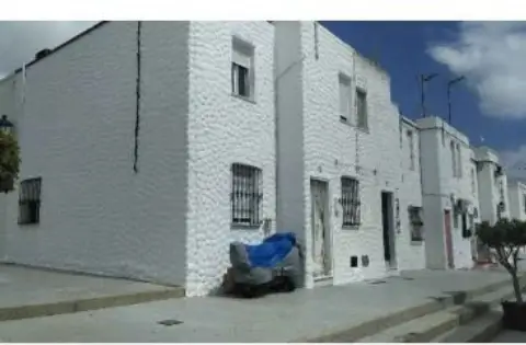 Casa adosada en calle Cerro del Andévalo