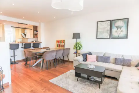 Casa adosada en calle Lucero, 15