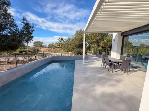 Casa en Dehesa de Campoamor-Aguamarina