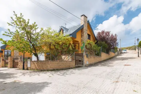 Chalet en Santa María de la Alameda
