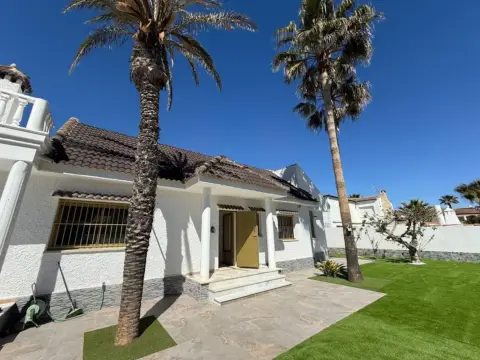Chalet en Cabo Roig-La Zenia-La Regia
