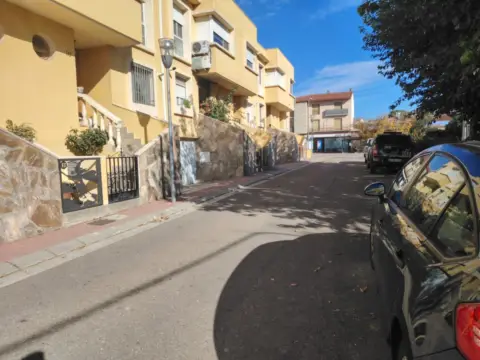 Casa adosada en La Puebla de Alfindén