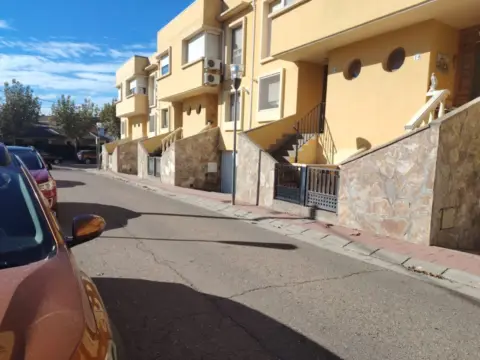 Casa adosada en La Puebla de Alfindén