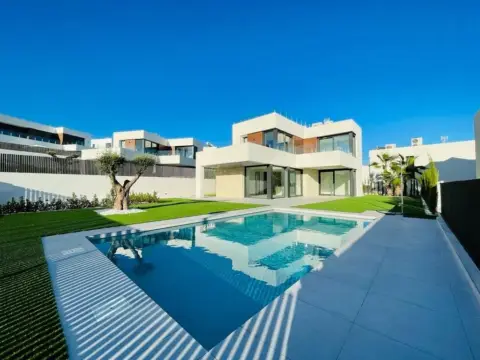 Chalet en Urbanización Golf Bahía