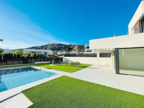 Chalet en Urbanización Golf Bahía