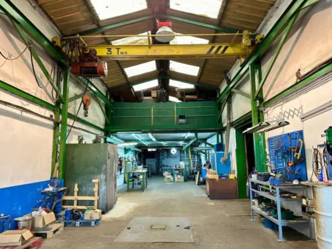Nave industrial en El Alisal-Cazoña
