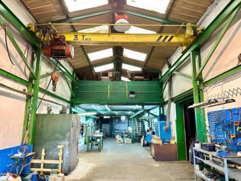 Nave industrial en El Alisal-Cazoña