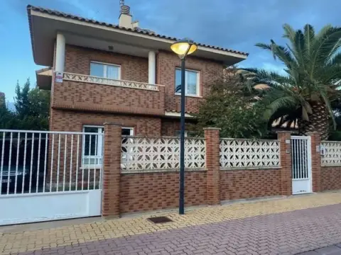 Chalet en Montecanal-Valdespartera-Rosales del Canal