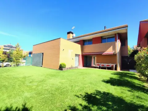 Casa adosada en Huarte - Uharte