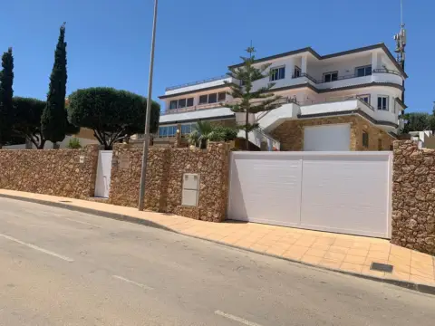 Chalet en Los Puertos-Isla Plana