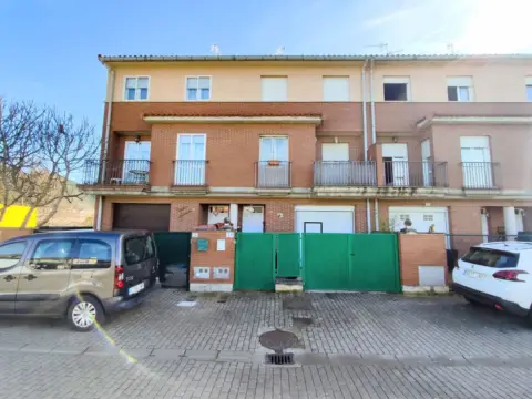 Casa adosada en Aoiz - Agoitz