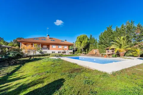 Chalet en Navalquejigo-Los Arroyos