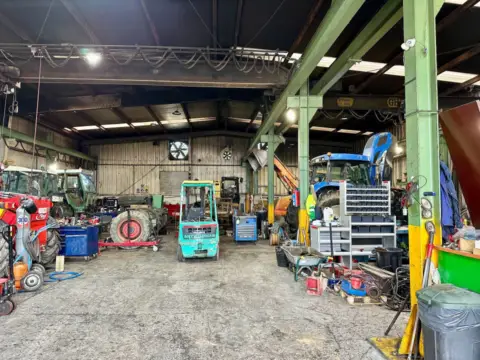 Nave industrial en La Cueva