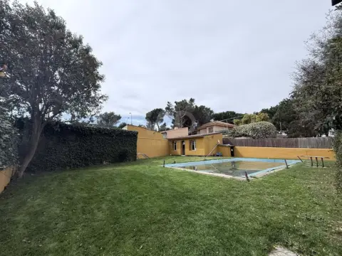 Chalet en Area Metropolitana