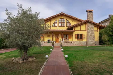 Chalet en Carbajal de La Legua