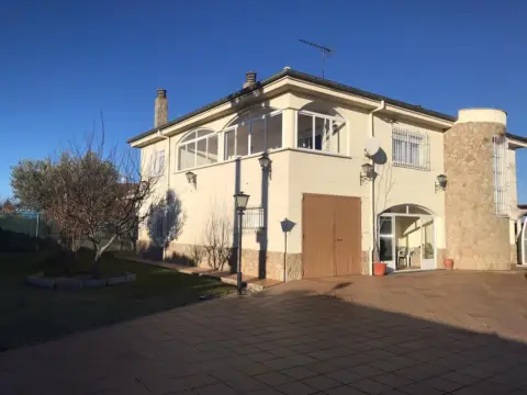 Chalet en Castellanos de Villiquera