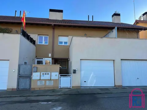 Casa adosada en Urbanización Las Lomas
