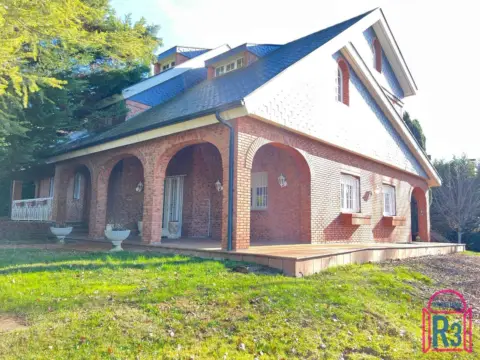 Chalet en Urbanización El Montico
