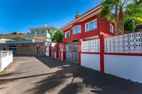 Casa en calle Junco, nº 8