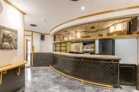 Local comercial en Plaza de los Tilos, 1