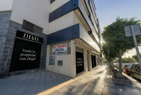 Local comercial en Avenida Pintor Felo Monzón, 27