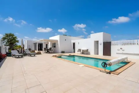 Chalet en calle de la Orilla, 45