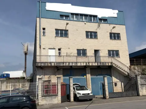 Nave industrial en Granda-Tiñana-Hevia