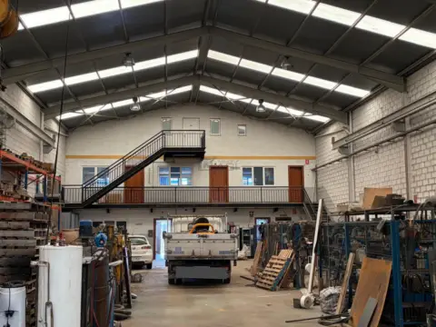 Nave industrial en Granda-Tiñana-Hevia