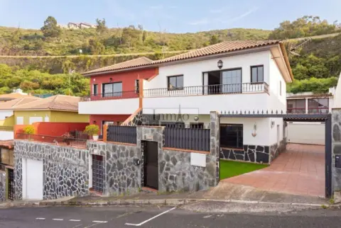 Chalet pareado en calle Aceviño, 25
