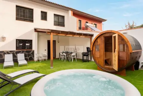 Chalet pareado en calle Aceviño, 25