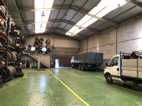 Nave industrial en Granda-Tiñana-Hevia