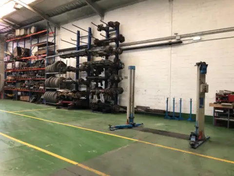 Nave industrial en Granda-Tiñana-Hevia