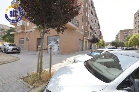 Garaje en calle de Cora Raga