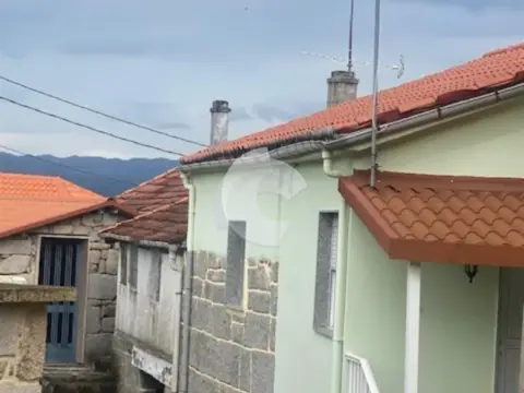 Casa adosada en A Vila- Lobios