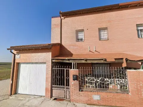 Casa adosada en Chozas de Canales