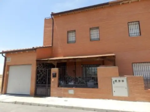 Casa adosada en Chozas de Canales