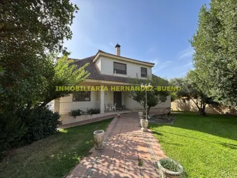 Chalet en Urb. los Almendros