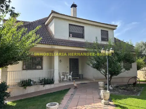 Chalet en Urb. los Almendros