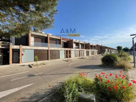 Casa adosada en calle de la Fuente Dorada, 1