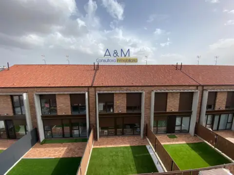 Casa adosada en calle de la Fuente Dorada, 1