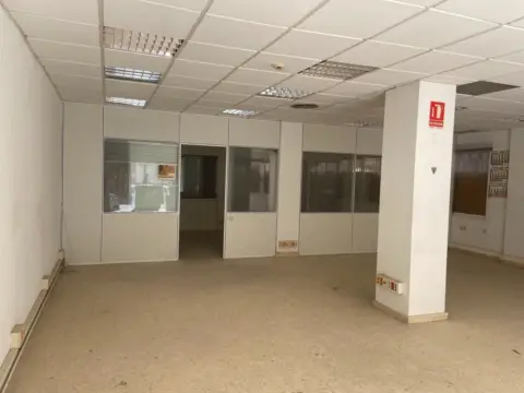 Local comercial en Avenida de la Cova