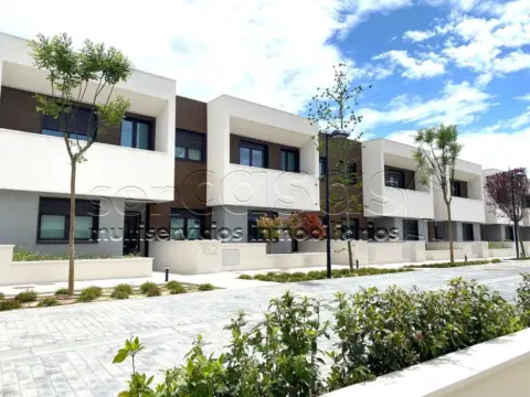 Casa adosada en Avenida de la Armada Española