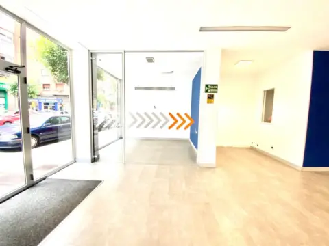 Local comercial en Avenida de Manuel Llaneza
