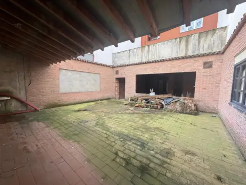 Local comercial en Plaza de Carbayedo, 21