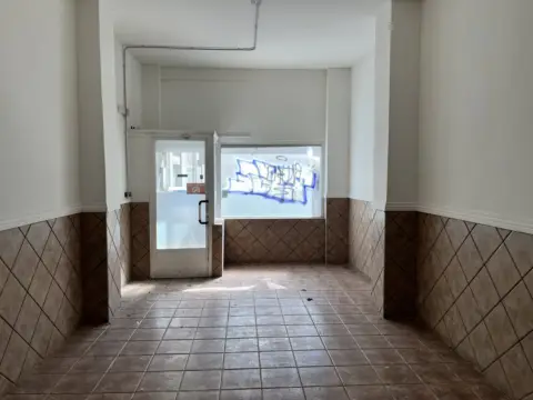 Local comercial en calle de Lerín, 17