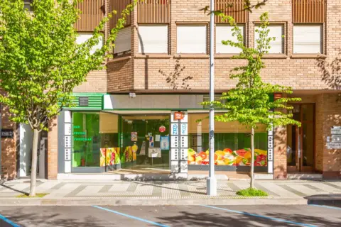 Local comercial en calle de Esquíroz, 9