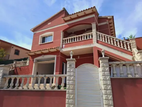 Chalet en Castellet i la Gornal
